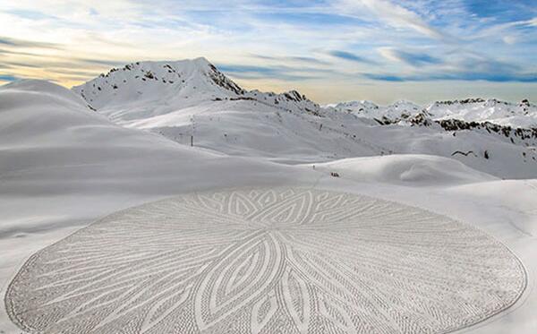 [视频]英国大叔雪地上用脚作画 踩出唯美巨作