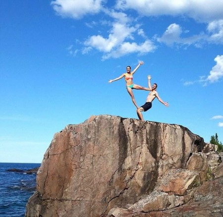 [视频]用生命在秀恩爱：美国夫妇表演高难度杂技绝活
