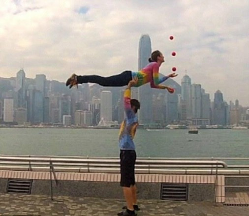 [视频]用生命在秀恩爱：美国夫妇表演高难度杂技绝活