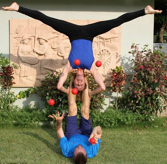 [视频]用生命在秀恩爱：美国夫妇表演高难度杂技绝活