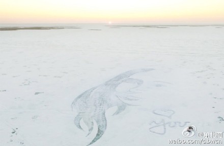 [视频]东北爷们霸气示爱 两辆车雪地碾压出女友样貌