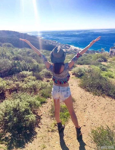 [视频]张雨绮海边晒美照 穿露脐装秀修长美腿