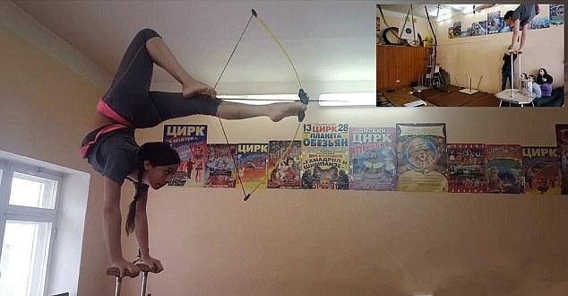 [视频]俄罗斯少女绝技惊人 半空倒立双脚开弓射箭