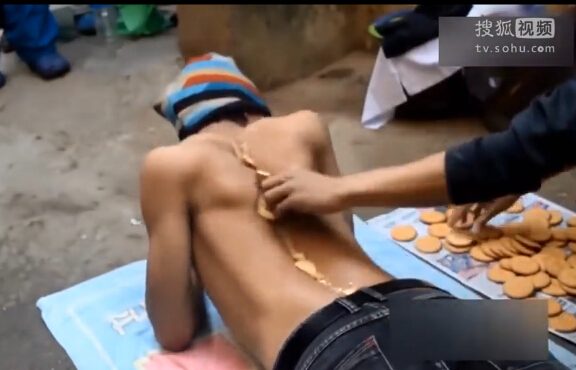 [视频]尼泊尔少年用肩胛骨夹碎48块饼干