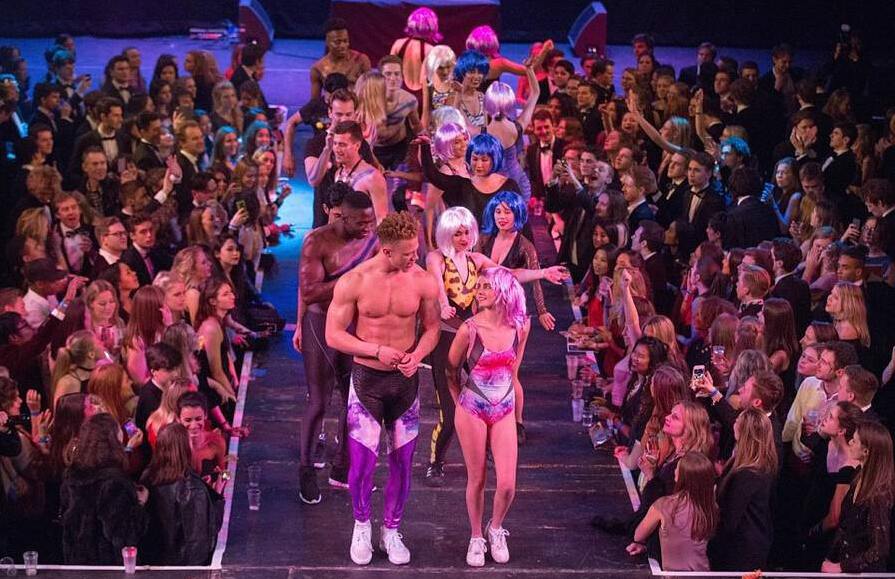 [视频]剑桥学生身着性感时装走秀 画风堪称限制级