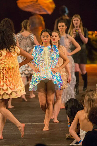 [视频]剑桥学生身着性感时装走秀 画风堪称限制级