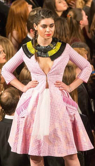 [视频]剑桥学生身着性感时装走秀 画风堪称限制级