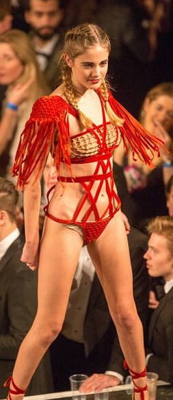 [视频]剑桥学生身着性感时装走秀 画风堪称限制级