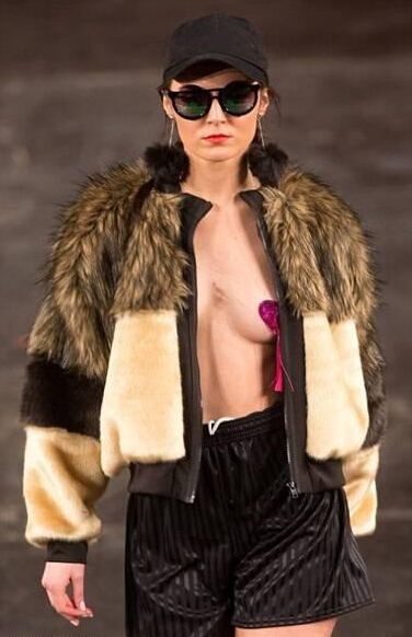 [视频]剑桥学生身着性感时装走秀 画风堪称限制级