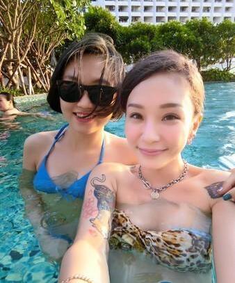 [视频]锁骨放水果已过时！梁云菲挺胸撑起一摊水