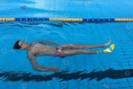 [视频]拼！孙杨骨折11天后下水 单腿划水游进28秒