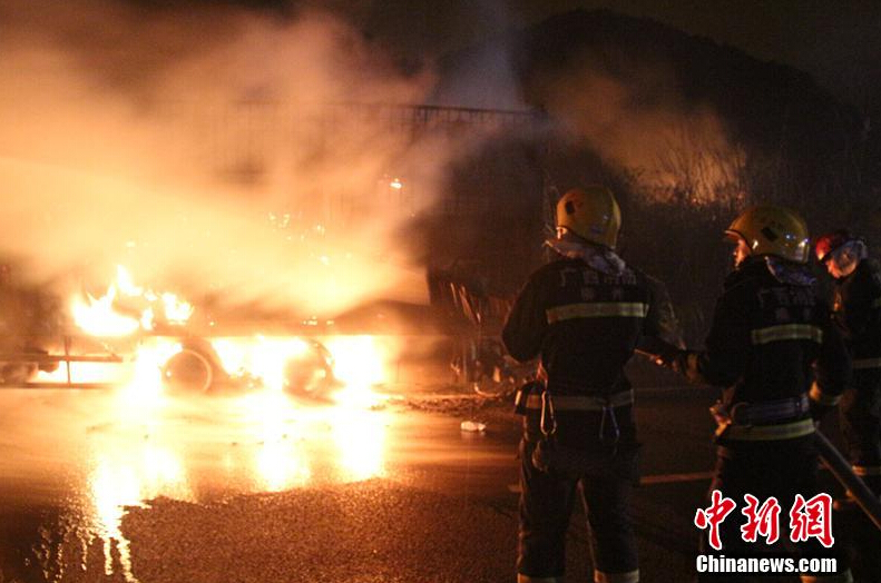 [视频]广西高速货车起火 300头活羊变“烤全羊”