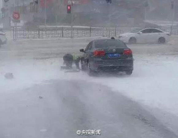 [视频]大连交警雪地推车累到跪地 网友点赞