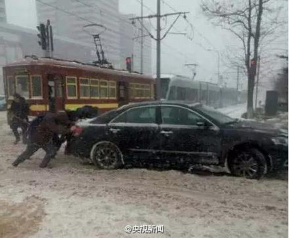 [视频]大连交警雪地推车累到跪地 网友点赞