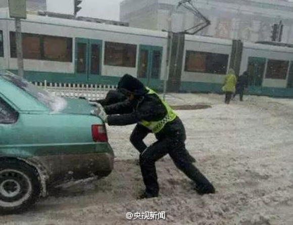 [视频]大连交警雪地推车累到跪地 网友点赞