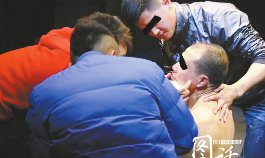 [视频]揭成都地下格斗场 3个月50次血腥肉搏