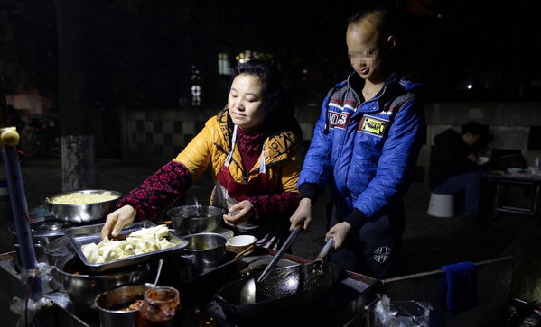 [视频]重庆15岁少年得怪病 长“獠牙”怕见光