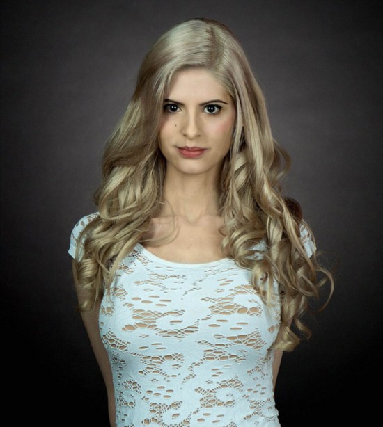 [视频]加拿大美女秀人体彩绘绝技 变身漫画人物