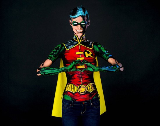 [视频]加拿大美女秀人体彩绘绝技 变身漫画人物