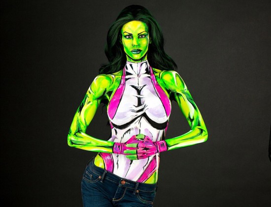 [视频]加拿大美女秀人体彩绘绝技 变身漫画人物