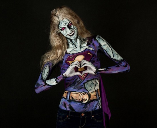 [视频]加拿大美女秀人体彩绘绝技 变身漫画人物