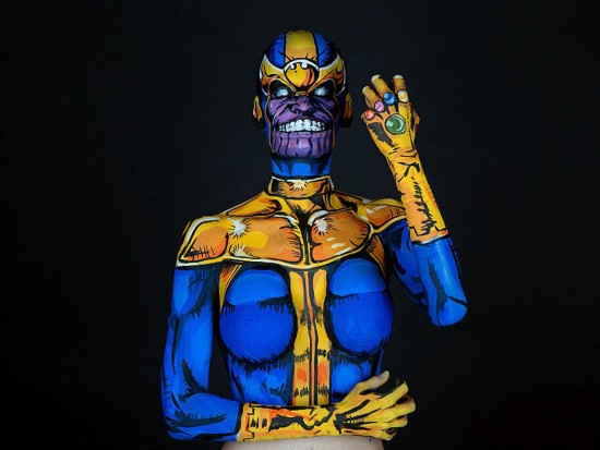 [视频]加拿大美女秀人体彩绘绝技 变身漫画人物