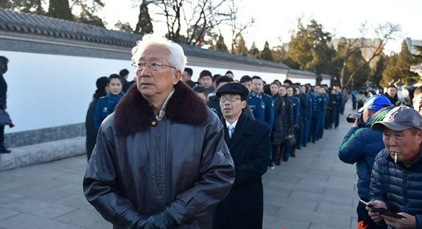 [视频]阎肃遗体告别仪式举行 上千群众自发送别