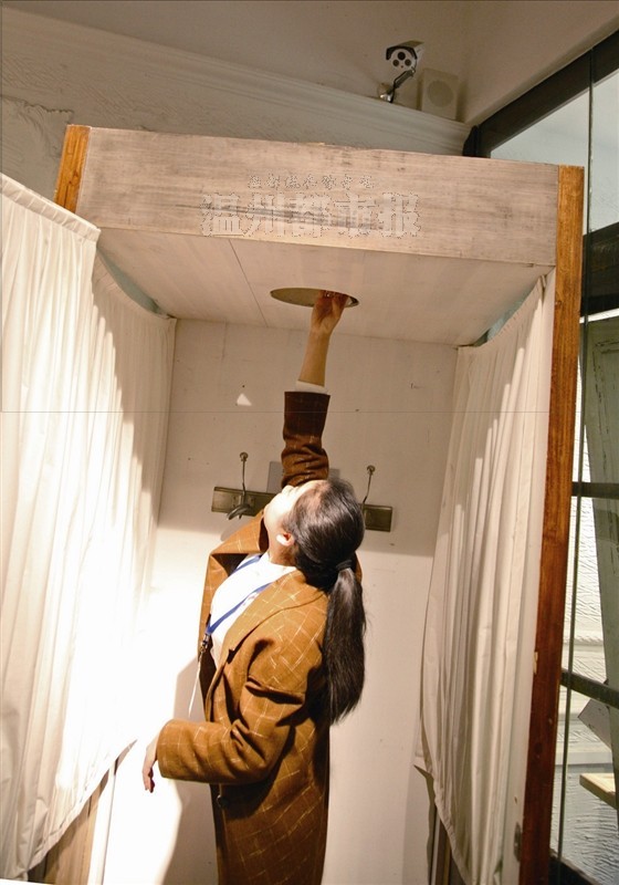 [视频]女孩试衣间发现圆洞装摄像头 店家称为通风