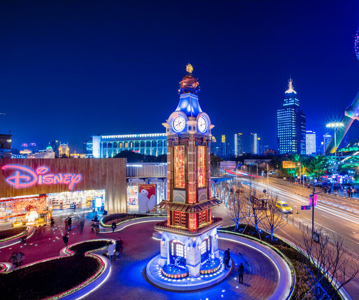 [视频]上海：迪士尼主题钟楼童话亮相