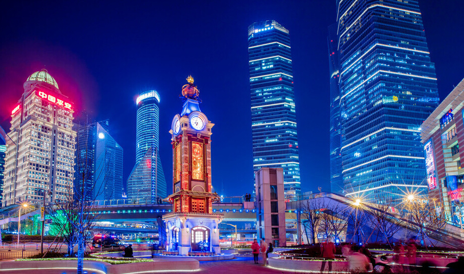 [视频]上海：迪士尼主题钟楼童话亮相