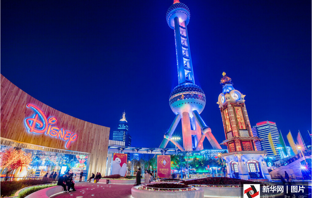 [视频]上海：迪士尼主题钟楼童话亮相