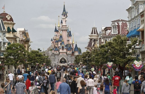 [视频]女童月偷10万欧元 巴黎迪士尼成窃贼“乐园”