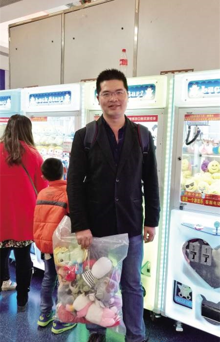 [视频]80后男生半年夹3000多娃娃 超强观察力练就神技