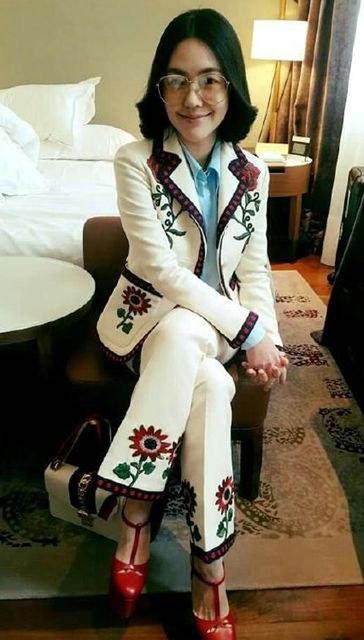 [视频]不走性感路线！小S穿西装戴眼镜玩中性风