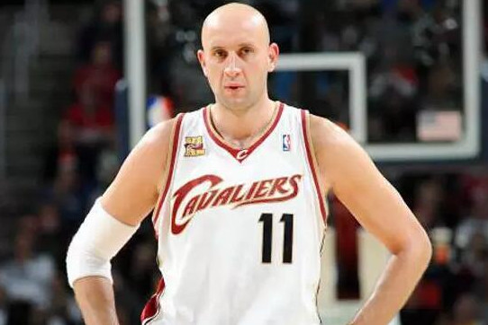 [视频]96黄金一代科比称王 1人颜值力压飞侠AI登顶