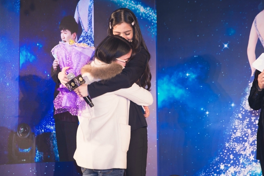 [视频]Baby上海办生日会 穿黑西装男友力MAX