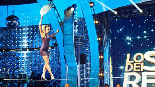 [视频]俄美女穿13厘米高跟鞋走钢丝 打破世界纪录