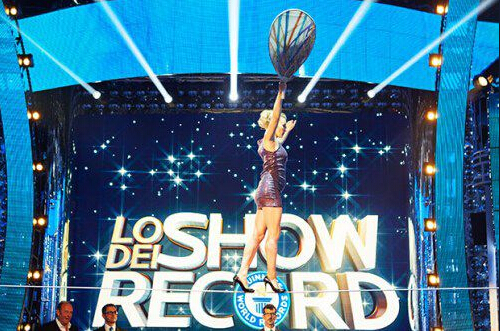 [视频]俄美女穿13厘米高跟鞋走钢丝 打破世界纪录