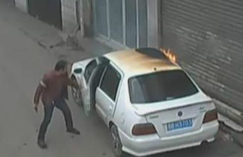 [视频]熊孩子往车内扔鞭炮 半小时烧毁一辆车
