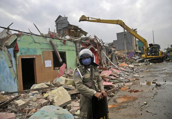 [视频]印尼拆除首都最大红灯区 政府协助性工作者从良