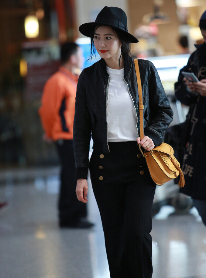 [视频]高圆圆现身赴巴黎时装周 红唇配夹克又见仙气攻