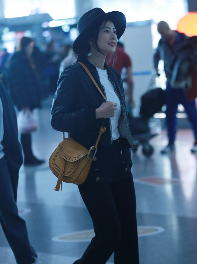 [视频]高圆圆现身赴巴黎时装周 红唇配夹克又见仙气攻