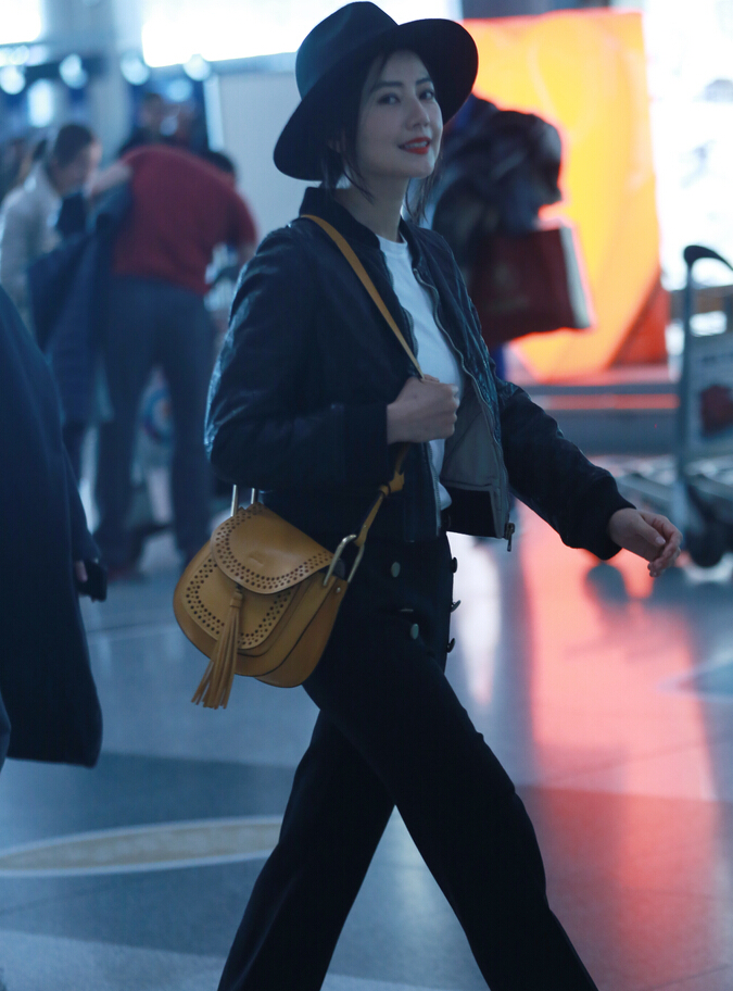 [视频]高圆圆现身赴巴黎时装周 红唇配夹克又见仙气攻