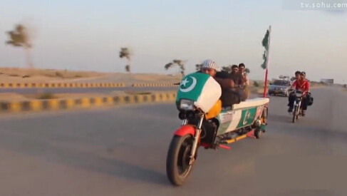 [视频]实拍巴基斯坦男子站在超长摩托车上平稳骑行