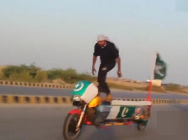 [视频]实拍巴基斯坦男子站在超长摩托车上平稳骑行