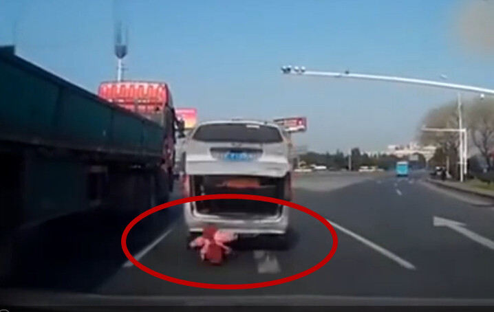 [视频]惊险!孩子从车内掉落 父母未察觉径直开走