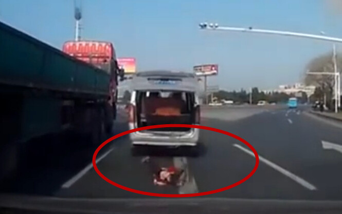 [视频]惊险!孩子从车内掉落 父母未察觉径直开走