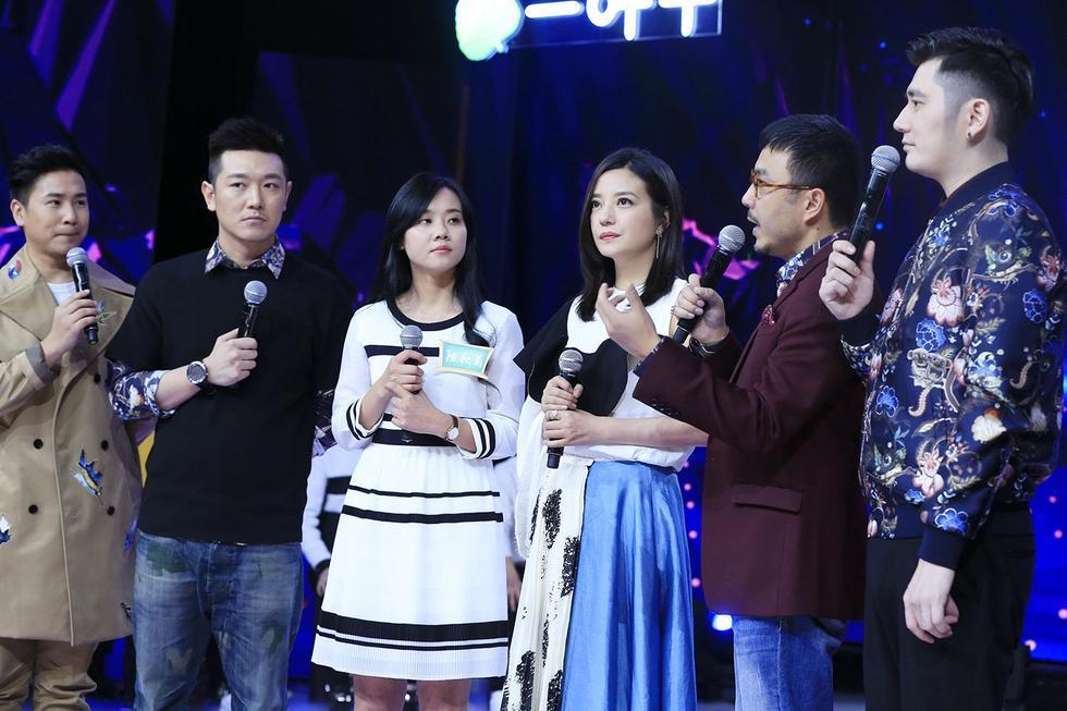 [视频]赵薇飘逸蓝裙上节目 又瘦又仙美得发光