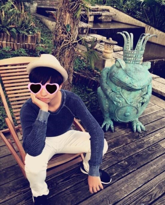 [视频]47岁伊能静挺孕肚出游 微博晒与儿子合影