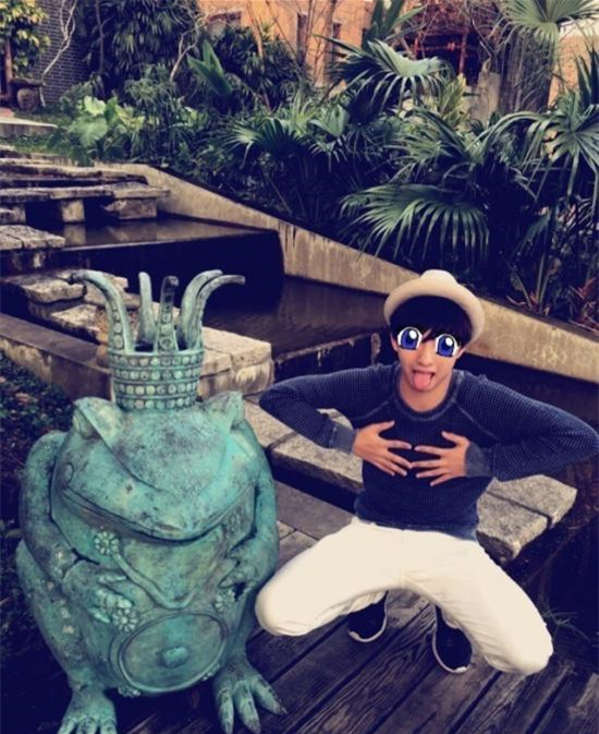 [视频]47岁伊能静挺孕肚出游 微博晒与儿子合影